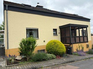 Bad Camberg: Freistehendes Einfamilienhaus mit 2 Wohnungen in Bad Camberg! Balkon, Terrasse, 1 Garage und sonnigem Garten in ruhiger Lage! Bad Camberg: Freistehendes Einfamilienhaus mit 2 Wohnungen in Bad Camberg! Balkon, Terrasse, 1 Garage und sonnigem Garten in ruhiger Lage!