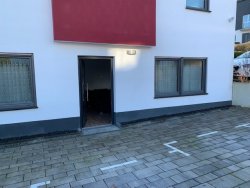Eingang und Parkplätze Eingang und Parkplätze