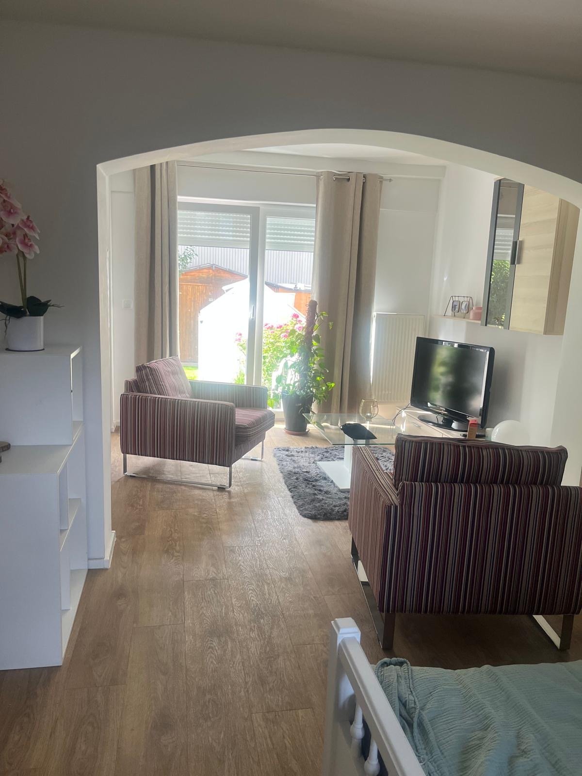 Hünstetten: Huenstetten-Kesselbach- für Pendler oder Studenten- möblierte 1 Zimmer EG Wohnung mit Terrasse 