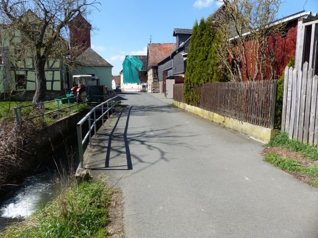 vis á vis vom Fischbach und sehr großer Wiesenfläche