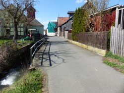 vis á vis vom Fischbach und sehr großer Wiesenfläche