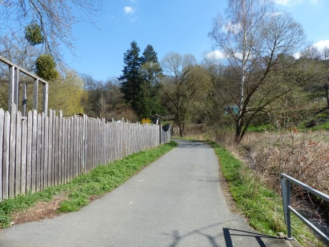 Baugrundstück im Ortskern und in der Natur